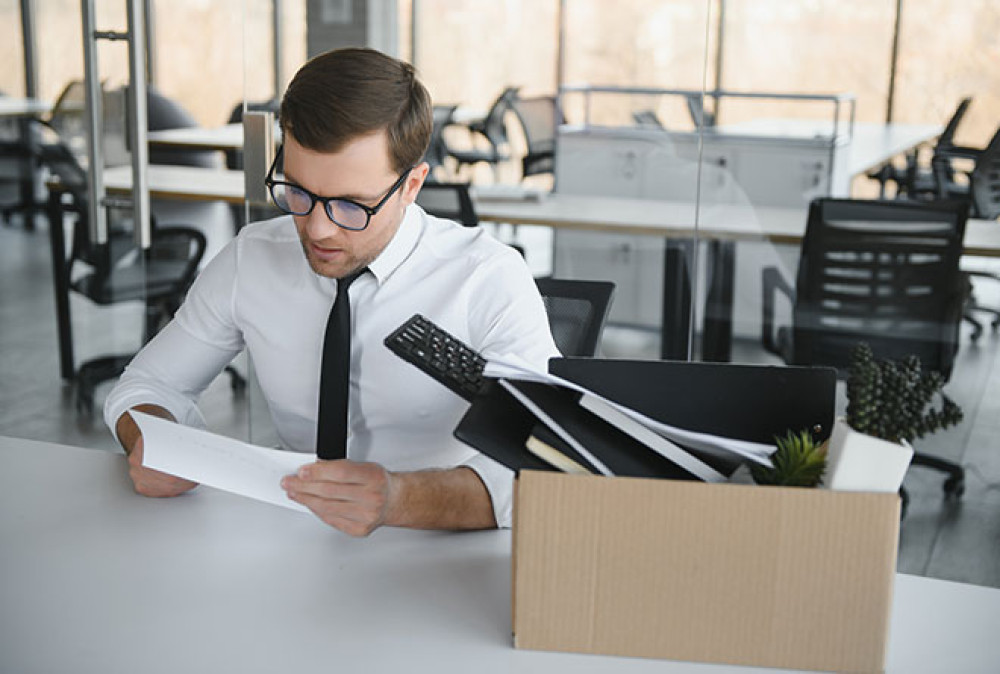 According to the Court's judgment, an employee employed for a fixed period must be informed of the reasons for the termination of his contract of employment by giving notice, if the provision of this information is required in the case of a permanent employee