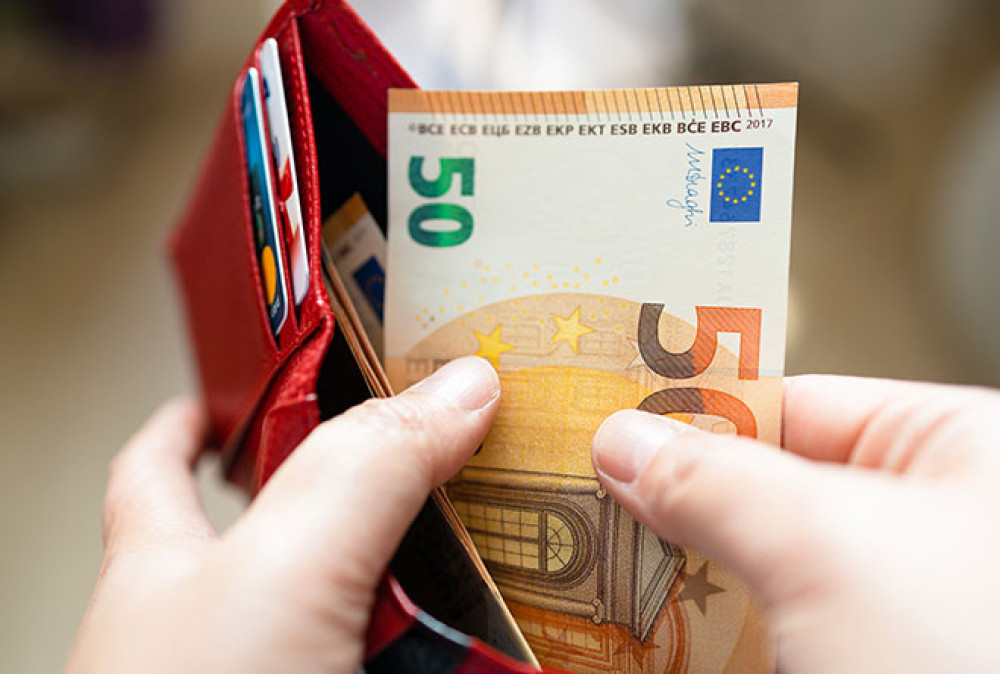 Požadovať od spotrebiteľa, aby znášal neprimerané náklady spojené s úverom odlišné od úrokov, môže predstavovať nekalú podmienku