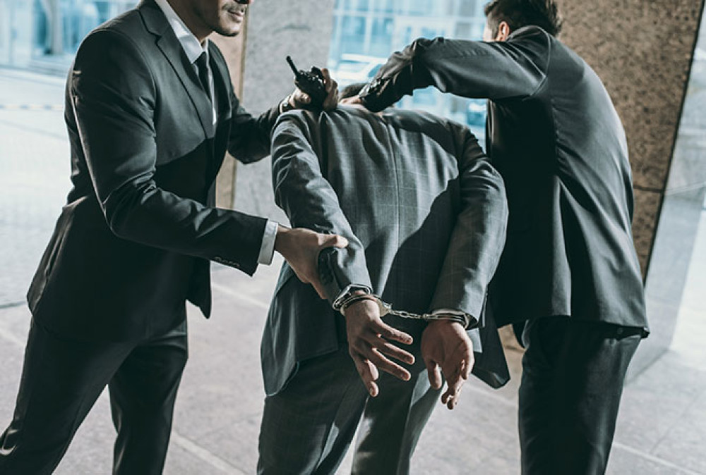 In Judgment C-660/21, the Court of Justice held that European Union law does not preclude a national court from reviewing ex officio a breach of the obligation to inform the suspect immediately of his right to refuse to give notice.