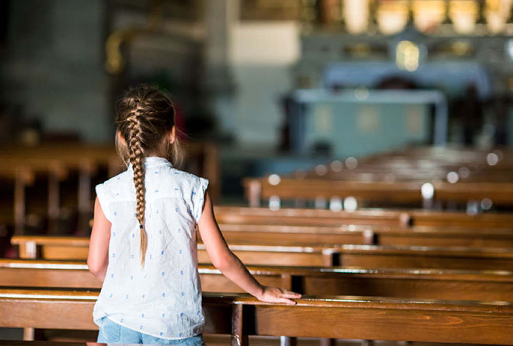 Nestotožnenie jedného z rodičov s kresťanskou náukou nie je dôvodom pre odmietnutie zápisu dieťaťa na cirkevnú školu, ak je bližšie k jeho bydlisku