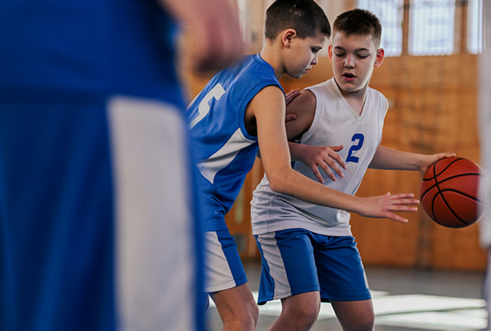 Zmluvná podmienka, ktorá ukladá mladému športovcovi povinnosť odvádzať časť svojich príjmov, ak sa stane profesionálnym športovcom, môže byť nekalá