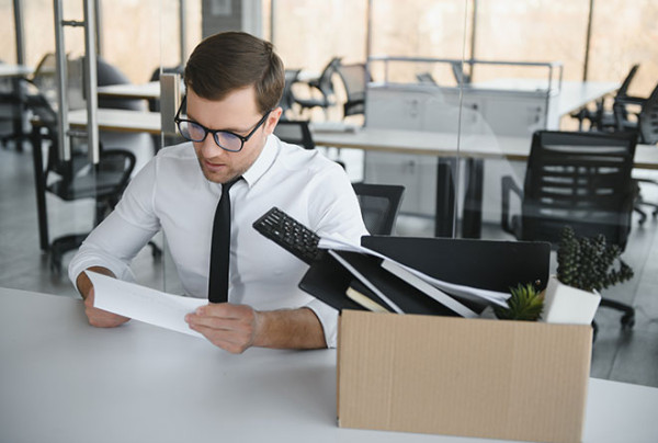 Podľa Rozsudku súdneho dvora zamestnanec zamestnaný na dobu určitú musí byť informovaný o dôvodoch ukončenia jeho pracovnej zmluvy výpoveďou, ak sa poskytnutie tejto informácie vyžaduje v prípade stáleho zamestnanca Články & Novinky #110 Súd v Poľsku