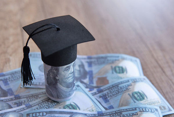 Suma zaplatená študentovi v rámci štipendia Erasmus+ sa nemá zohľadňovať pri výpočte dane z príjmu rodiča, na ktorého je študent odkázaný