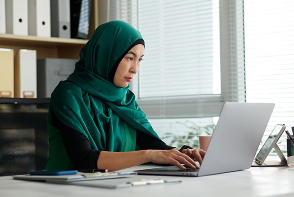 Nosenie náboženských symbolov na pracovisku: verejná správa môže rozhodnúť o zákaze nosenia takýchto symbolov všetkým svojim zamestnancom